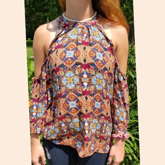🆕️NWT Eyeshadow cold shoulder top - Picture 7 of 7